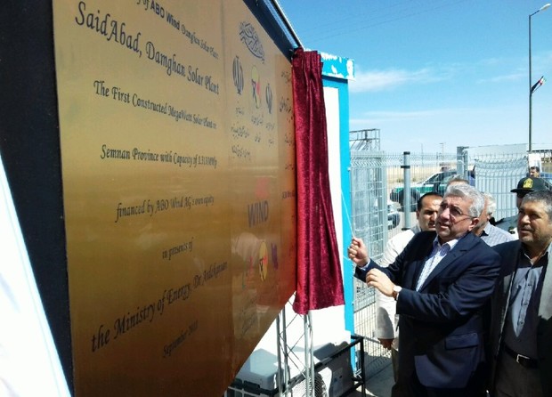 وزیر نیرو اولین نیروگاه خورشیدی مگاواتی سمنان را افتتاح شد