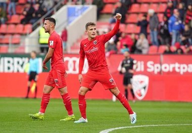 گفت و گوی مفصل ستاره دورگه تیم ملی؛ من دنیس اکرت هستم!