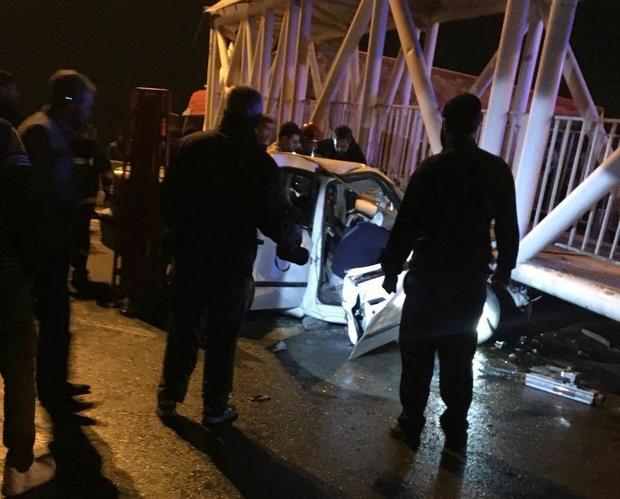 یک کشته و 2 مجروح دراثرسقوط پل عابرپیاده برروی خودروهای عبوری درپاکدشت