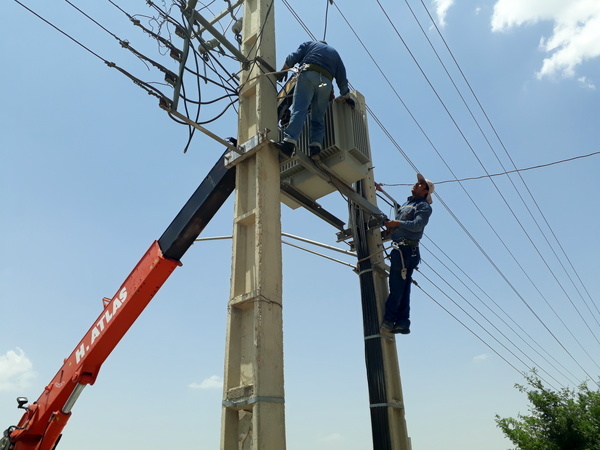 تعویض همزمان هفت دستگاه ترانسفورماتور برق در بنسجان یاسوج