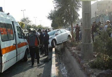 تصادف شدید دو خودرو در یکی از بلوارهای تهرانسر + تصاویر

