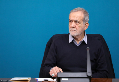 پزشکیان: تخریب دولت از تریبون‌های رسمی به‌دلیل اجرای سیاست‌های کلی نظام توجیه‌پذیر نیست/ با بهانه‌جویی یا کارشکنی عملکرد دولت و وزرا را زیر سؤال نبریم/ انتظار این است که هم‌صدا شویم و با قدرت از مجریان حمایت کنیم