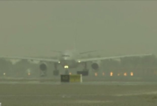 وضعیت جوی پروازهای فرودگاه مشهد را برای ساعاتی متوقف کرد