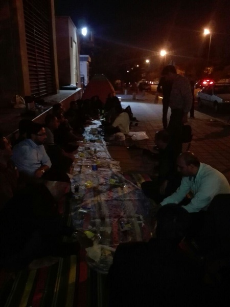 کارکنان سهام عدالت شب را در خیابان گذراندند+ عکس