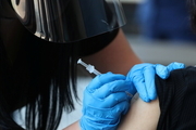 تزریق سومین دوز واکسن کرونا در آمریکا  و اعتراض به گذرنامه سلامت در فرانسه
