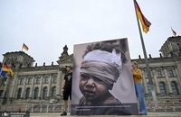 اعتراض فعالان طرفدار فلسطین به همدستی آلمان در نسل‌کشی توسط اسرائیل (4)