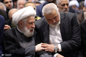 اقامه نماز رهبر معظم انقلاب بر پیکر رئیس جمهوری و یارانش