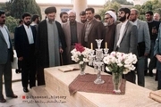تصویر دیده نشده از حضور رهبر معظم انقلاب بر مزار حافظ
