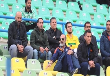 تشویق داور توسط هواداران نساجی/ حضور دایی روی سکوها+عکس
