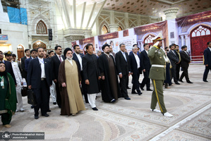 ادای احترام نخست وزیر پاکستان به مقام شامخ امام خمینی(س)