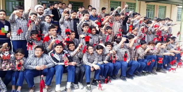 اجرای نمایش 100 عروسک در مدارس مهریز آغاز شد