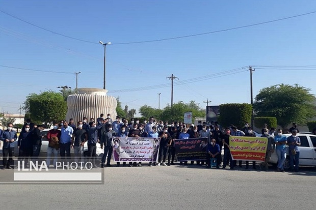 تجمع کارگران فرآورده‌های نفتی مقابل فرمانداری ماهشهر + تصاویر