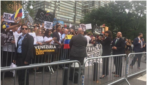 نیکی هیلی در جمع مخالفان رئیس جمهور ونزوئلا در نیویورک + عکس