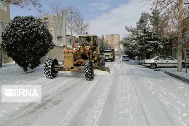 عملیات پاکسازی معابر جنوب تهران از برف در حال اجرا است