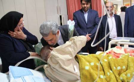 استاندار یزد از بیماران بیمارستان افشار عیادت کرد