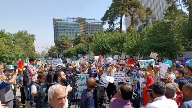 تجمع خانواده‌‌های اعضای گرفتار شده در گروهک منافقین در مقابل سفارت ترکیه + تصاویر