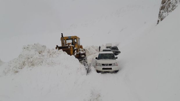بارش برف راه ۱۰ روستای بانه را مسدود کرد