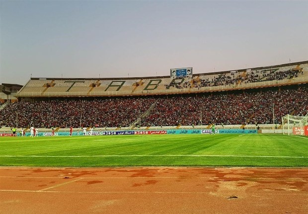 هواداران تراکتورسازی یک نیمه در ورزشگاه نشستند!