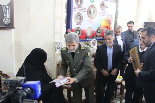 وزیر دفاع با مادر ۴ شهید شهرستان پیشوا دیدار کرد