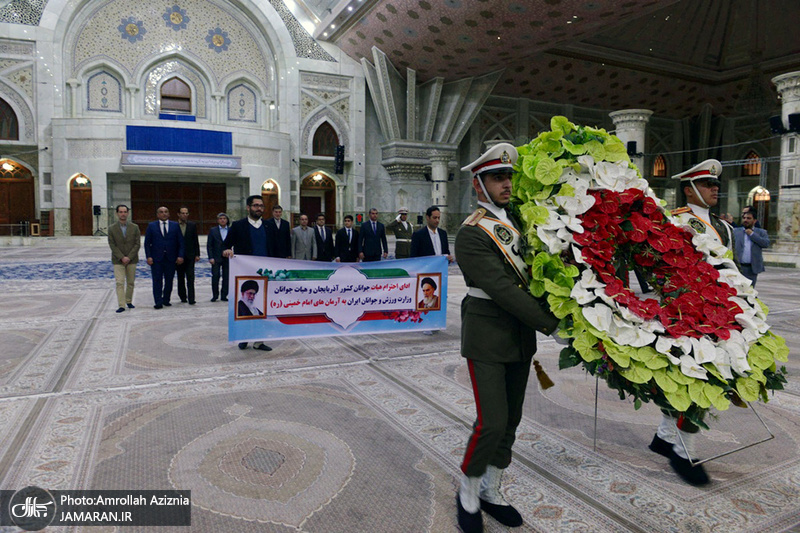 ادای احترام هیات جوانان کشور آذربایجان و هیات جوانان وزارت ورزش و جوانان ایران به آرمان های حضرت امام(س)