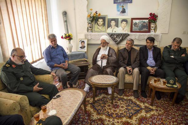 مسئولان با خانواده های 180 شهید دفاع مقدس در یزد دیدار کردند