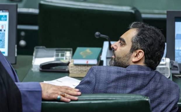 روزنامه خراسان: امیرحسین ثابتی بیش از آنکه دغدغه قانون داشته باشد، در پی تثبیت جایگاهش در فضای رسانه‌ای است/ تعبیر اظهاراتش در تجمع حامیان قانون حجاب، عملاً دعوت عمومی به بی‌قانونی است/ او به منتقدان با زبانی تهدیدآمیز گفت «سراغ تک‌تک‌تان خواهم آمد»