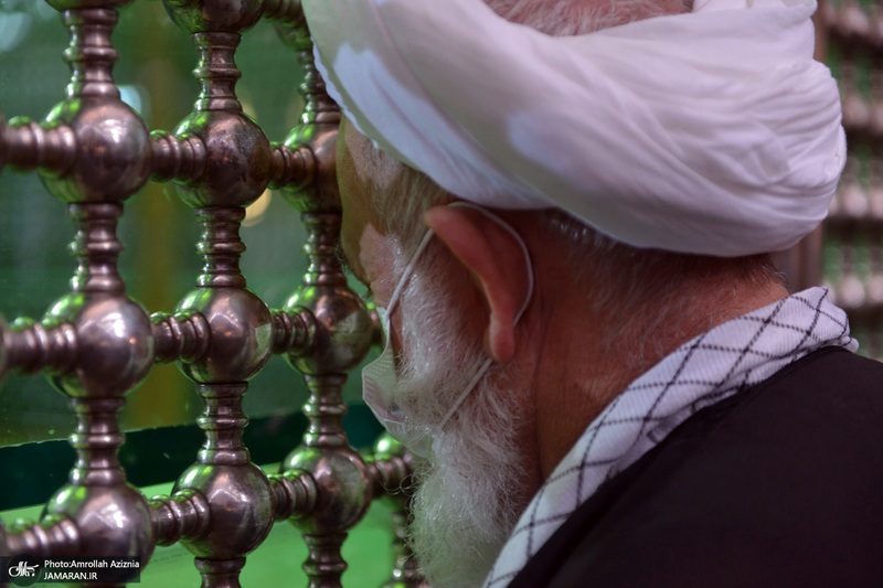 عطرافشانی حرم امام خمینی(س) توسط بسیجیان کاشانی