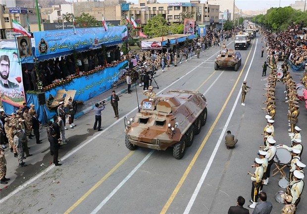 رژه نیروهای مسلح به مناسبت روز ارتش در اصفهان برگزار شد