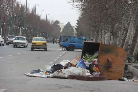 کارگران شهرداری بروجرد از جمع آوری زباله ها خودداری کردند