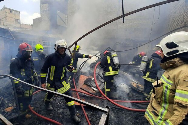 آتش سوزی کارگاه تولید مبل در خین عرب مشهد مهار شد
