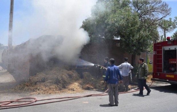 انبار بزرگ علوفه روستای سراب حمام پلدختر در آتش سوخت