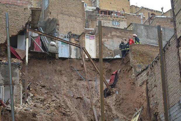 ریزش یک ساختمان در خیابان سیلاب تبریز