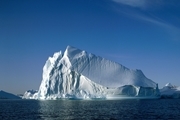 یک کوه یخ بزرگ در آستانه جدا شدن از قطب جنوب 