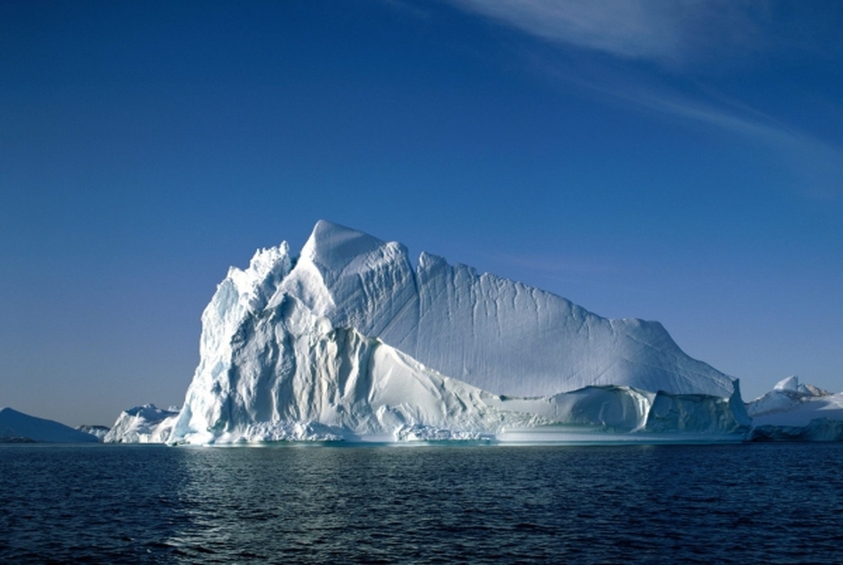 یک کوه یخ بزرگ در آستانه جدا شدن از قطب جنوب 