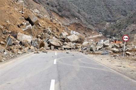 محور بروجرد - بیرانشهر به دلیل ریزش کوه مسدود شد