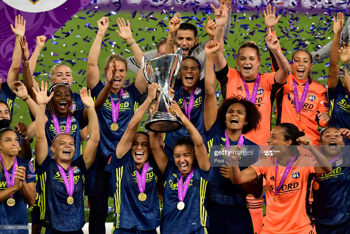 عکس های جشن قهرمانی تیم فوتبال زنان لیون در لیگ قهرمانان اروپا