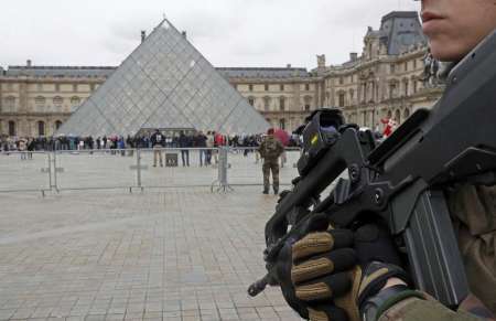 تیراندازی نزدیک موزه لوور پاریس/ نخست وزیر فرانسه: تیراندازی تروریستی است