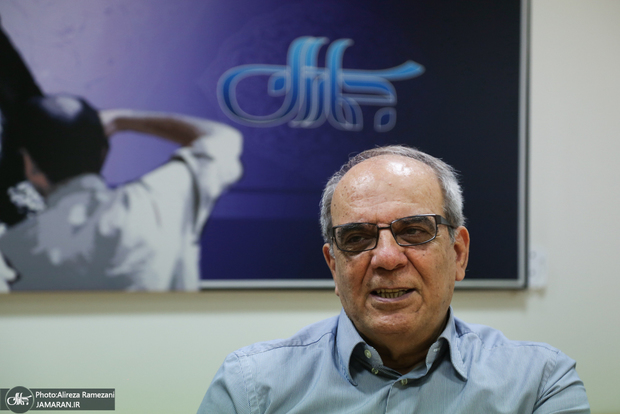 عباس عبدی: ماجرای خط سفید خیلی چیزها را روشن کرد/ وزارت ارتباطات باید وضعیت خطوط تلفن اعضای شورای عالی فضای مجازی و کارگروه‌ها و کارکنان این شورا و حتی خانواده‌های آنان را اعلام کند؛ به احتمال فراوان خطوط اغلب آنان سفید است/ آقای پزشکیان فیلترشان کند!