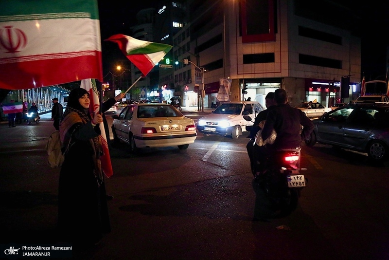 حركت دسته مردمى پرچمداران ايران به مناسبت روز جمهوری اسلامی ایران