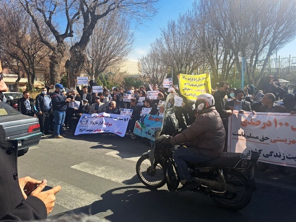 تجمع اعتراضی معلولان مقابل سازمان برنامه و بودجه + عکس