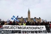 عکس/ زد و خورد مخالفان و موافقان مهاجرت مقابل پارلمان کانادا
