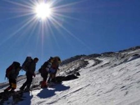 جستجوی پیکرها زمان‌بر است  برف و دمای منفی 20 درجه کار را سخت کرده  قول کوهنوردان به خانواده جان باختگان