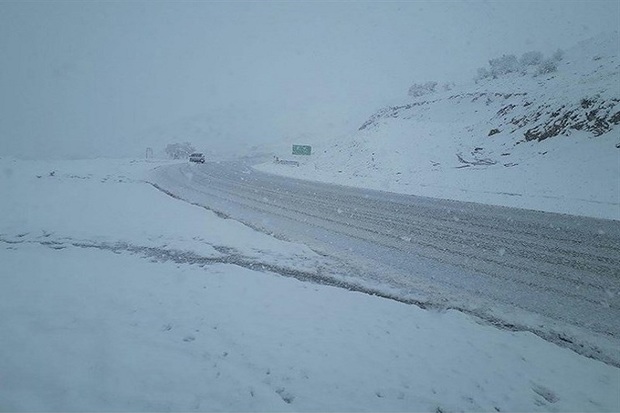 ارتفاع برف در گردنه زمزیران مهاباد به 45 سانتی متر رسید