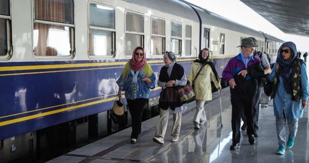 قطار گردشگری عقاب طلایی در ایستگاه مشهد