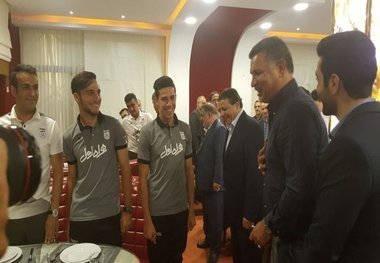 بدرقه تیم‌های فوتبال ساحلی و نوجوانان با حضور تاج و علی دایی
