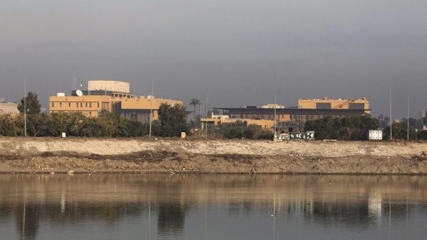 برنامه عراق برای محافظت از سفارت آمریکا در بغداد/ یکی از عوامل شلیک موشک ها بازداشت شد