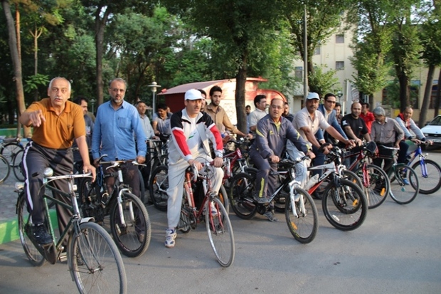 دوچرخه سواران یزدی به یاد شهیدان رجایی و باهنر رکاب زدند