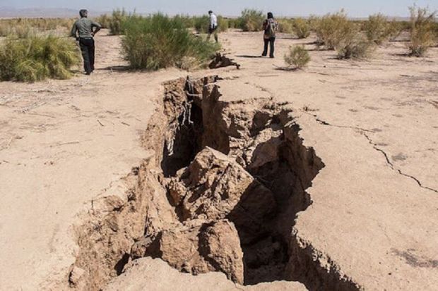 کمبود آب منجر به شکاف‌های عمیق زمین در بویین زهرا شده است