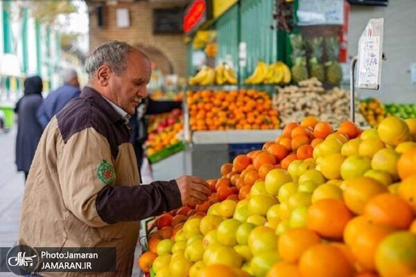 از میدان تا مغازه‌ ها؛ میوه‌ در مغازه‌ ها تا ۶۰ درصد گران ‌تر از میادین به فروش می‌ رسند! وقتی میوه‌ ها طبقاتی می‌ شوند، مردم فقط باید تماشا کنند! بازار میوه زیر فشار دلالهاست!