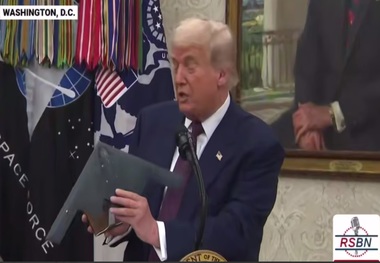 ترامپ ماکتی از بمب افکن بی-2 مربوط به حمله به ایران را به نمایش گذاشت + فیلم